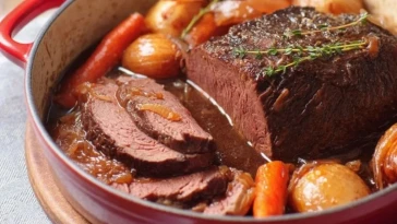 Boeuf braisé en cocotte avec sauce aux oignons français