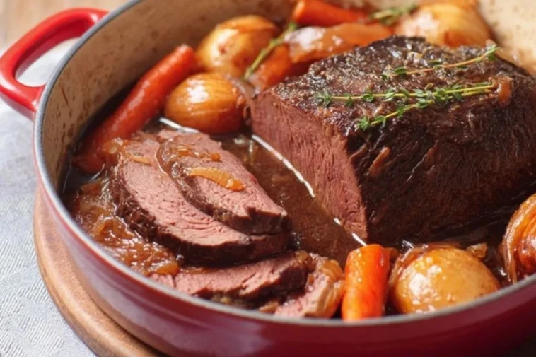 Boeuf braisé en cocotte avec sauce aux oignons français