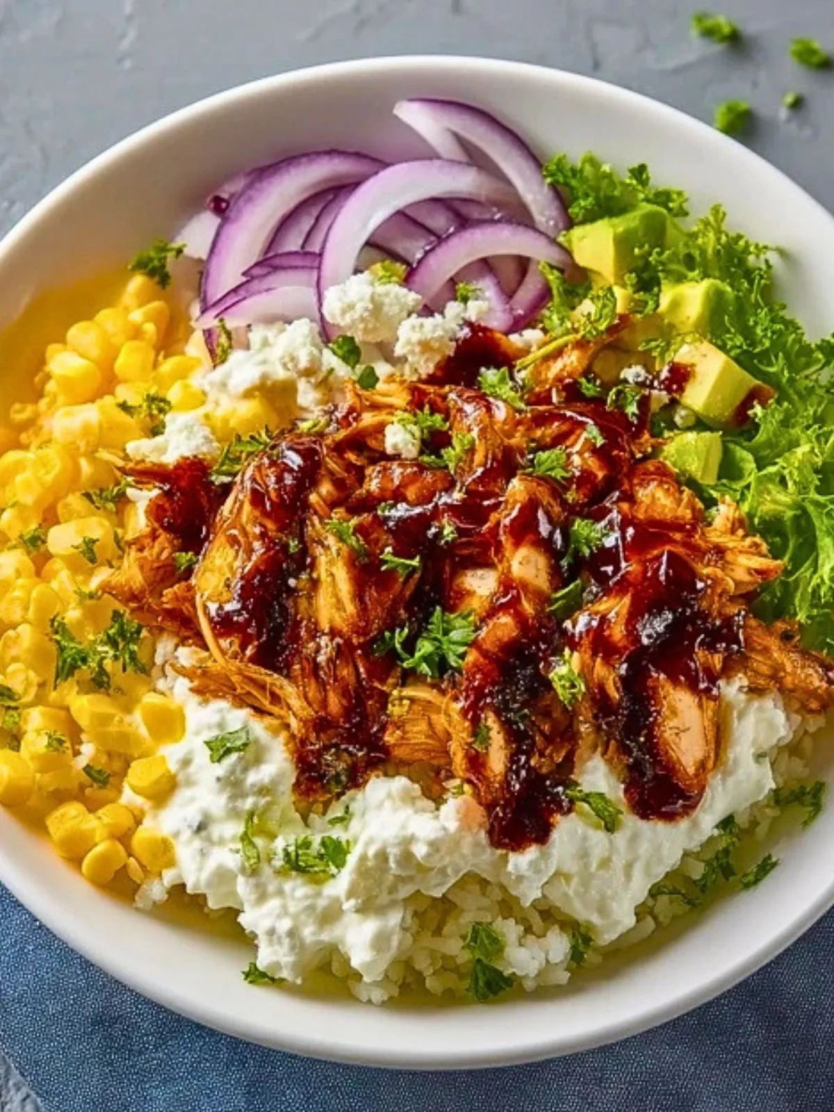 Bol De Poulet Barbecue Riche En Protéines Avec Fromage Cottage (1)