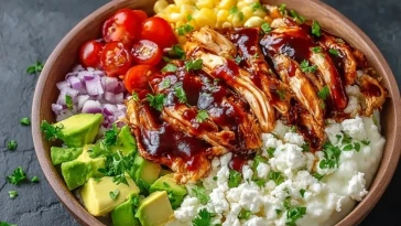 Bol De Poulet Barbecue Riche En Protéines Avec Fromage Cottage