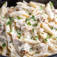 Pâtes Alfredo au Poulet Façon Olive Garden en Cocotte