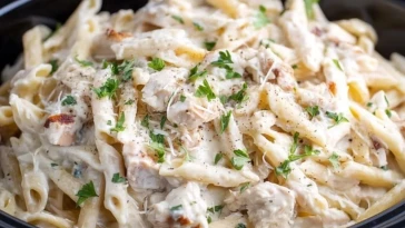 Pâtes Alfredo au Poulet Façon Olive Garden en Cocotte
